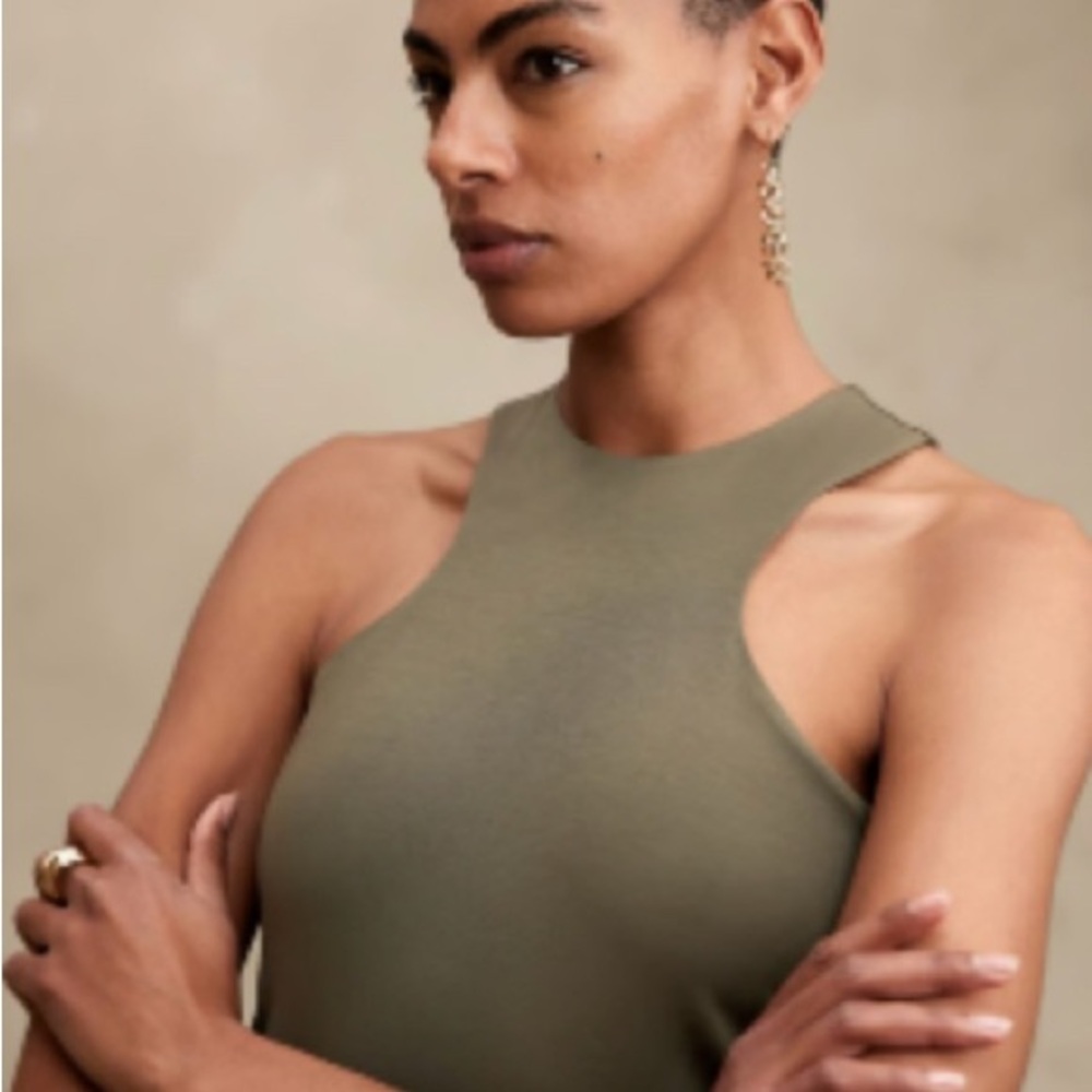 Elegant Red Sleeveless Dress - Picture 6 of 8